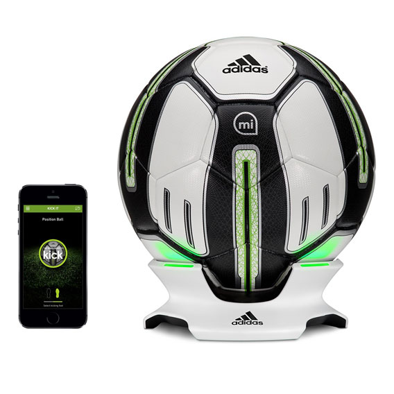 Adidas Micoach Smart Ball Intelligenter Fussball Mit Iphone Schuss Analyse Pocketnavigation De Navigation Gps Blitzer Pois